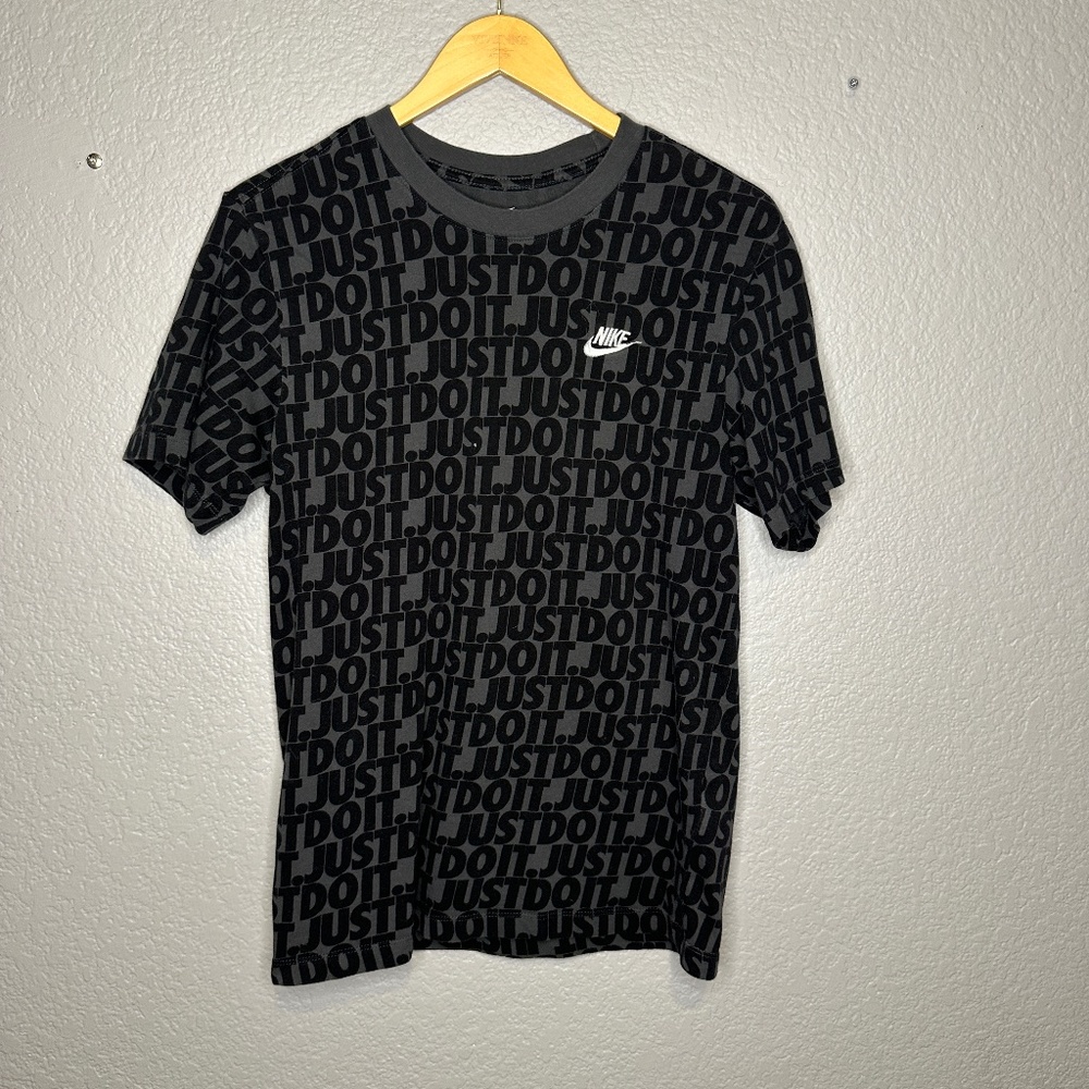 NIKE JUST DO IT GRAPHIC TEE